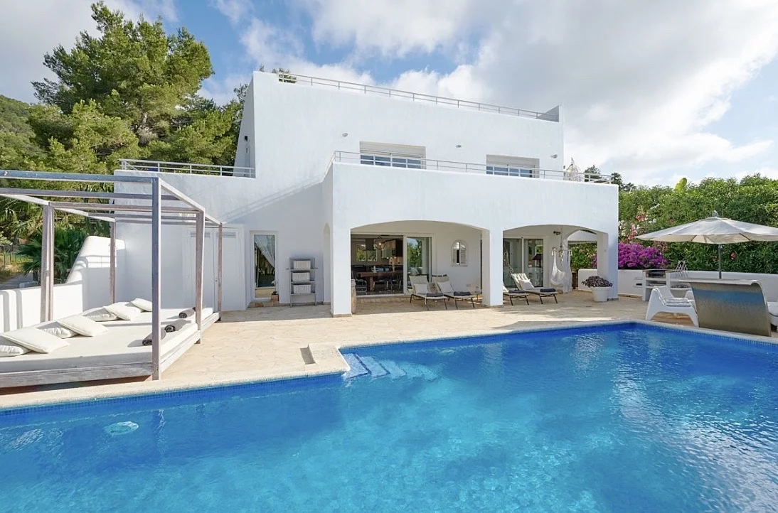 Modern 6-bed villa with tourist license in Siesta, Santa Eularia