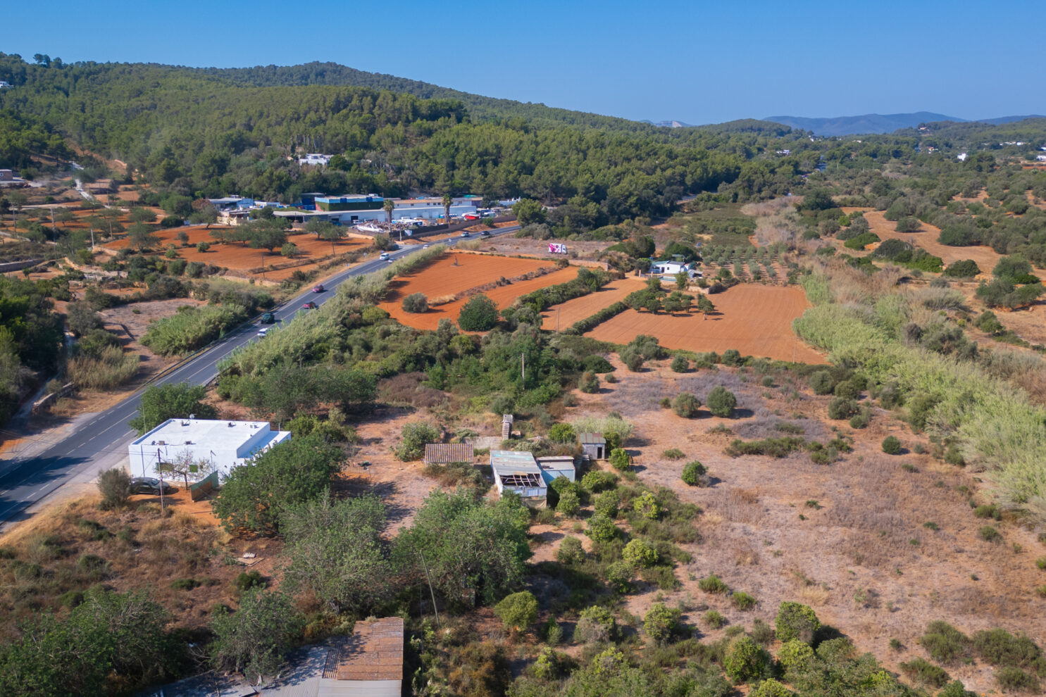 Rustic plot with a small house, on the road to Santa Eulalia