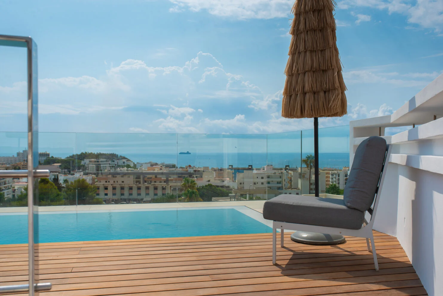 5-bed villa with tourist license and sea views in Santa Eularia